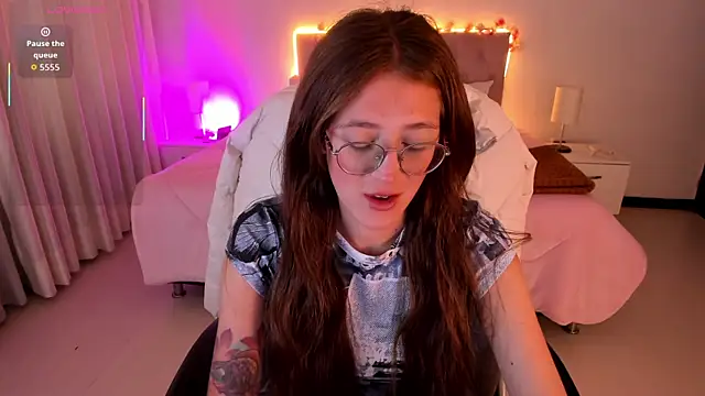 Emily Warren  online show from November 11, 7:25 pm