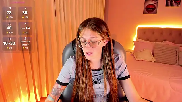 Snapshot of Emily_Warren_ chatting on April 1, 8:17 pm Emily Warren online show from April 1, 8:17 pm