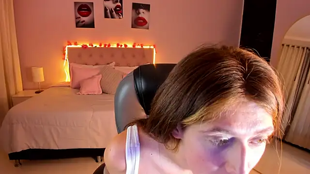 Snapshot of Emily_Warren_ chatting on April 22, 9:05 pm Emily Warren online show from April 22, 9:05 pm