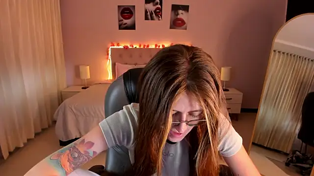Snapshot of Emily_Warren_ chatting on April 24, 8:55 pm Emily Warren online show from April 24, 8:55 pm