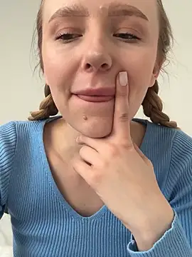 Snapshot of EvaBrooklyn chatting on March 7, 6:35 am EvaBrooklyn online show from March 7, 6:35 am