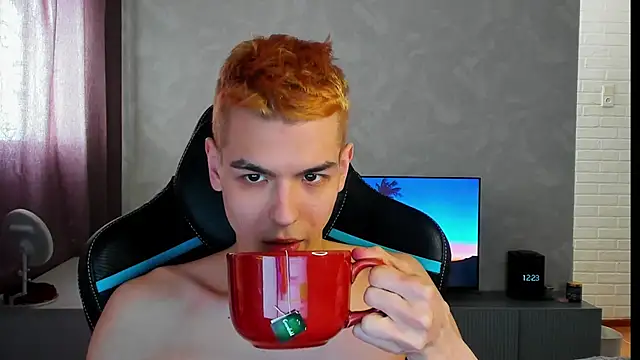 Snapshot of TravisRevas chatting on March 9, 9:24 am TravisRevas online show from March 9, 9:24 am