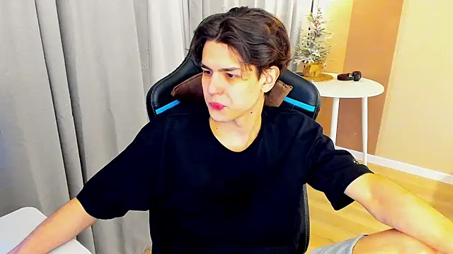 Snapshot of TravisRevas chatting on February 3, 3:04 am TravisRevas online show from February 3, 3:04 am