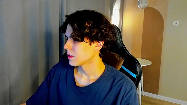 Snapshot of TravisRevas chatting on March 3, 3:34 am TravisRevas online show from March 3, 3:34 am