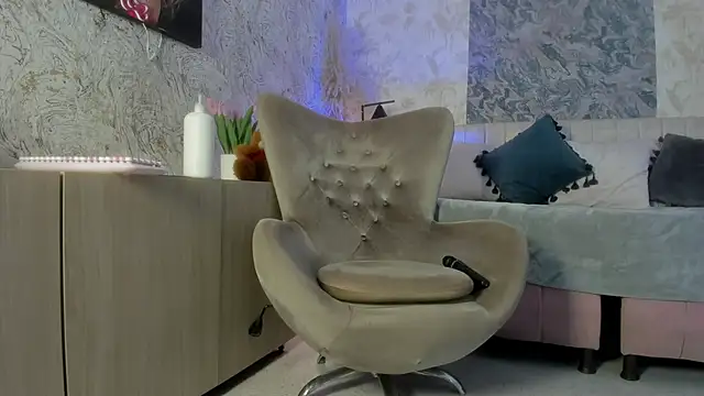 Liannaa  online show from October 8, 11:41 am