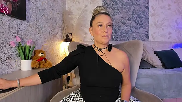 Liannaa  online show from February 2, 7:34 pm