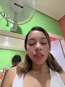 Snapshot of Aleja_bloom chatting on May 12, 7:33 pm Aleja bloom online show from May 12, 7:33 pm