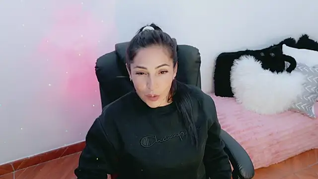 luna lgomez  online show from March 26, 1:55 am