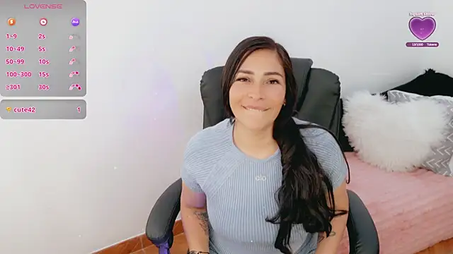 luna lgomez  online show from April 1, 1:41 pm