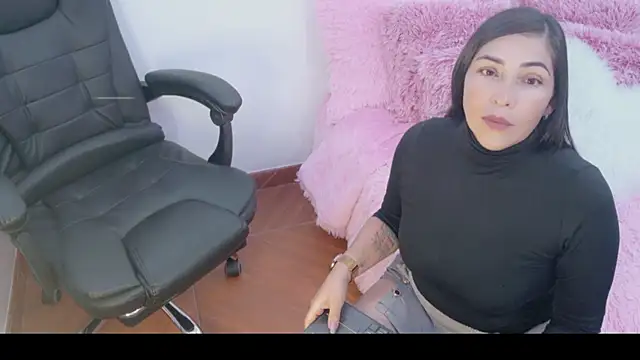 Snapshot of luna_lgomez_ chatting on June 17, 12:13 am luna lgomez online show from June 17, 12:13 am