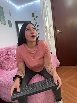 Snapshot of luna_lgomez_ chatting on June 17, 12:18 pm luna lgomez online show from June 17, 12:18 pm