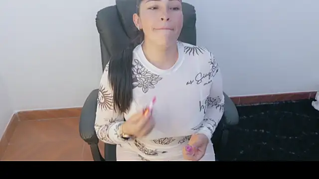 Snapshot of luna_lgomez_ chatting on June 25, 10:09 am luna lgomez online show from June 25, 10:09 am