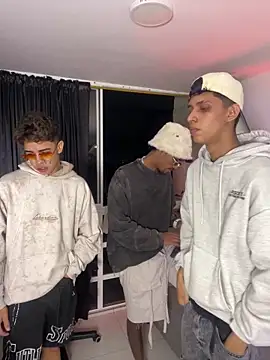 Snapshot of Miguel_bigcock chatting on February 3, 6:22 am Miguel bigcock online show from February 3, 6:22 am