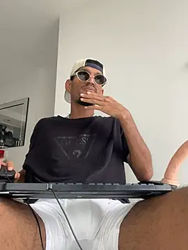 Snapshot of Miguel_bigcock chatting on February 22, 9:57 pm Miguel bigcock online show from February 22, 9:57 pm