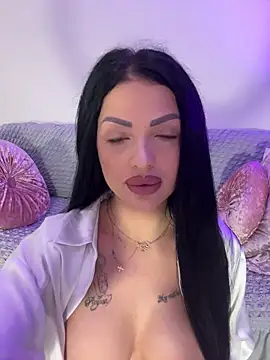Snapshot of IrisRossie chatting on June 4, 5:13 am IrisRossie online show from June 4, 5:13 am