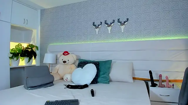 Snapshot of LeilaHiuston chatting on February 16, 7:54 pm LeilaHiuston online show from February 16, 7:54 pm