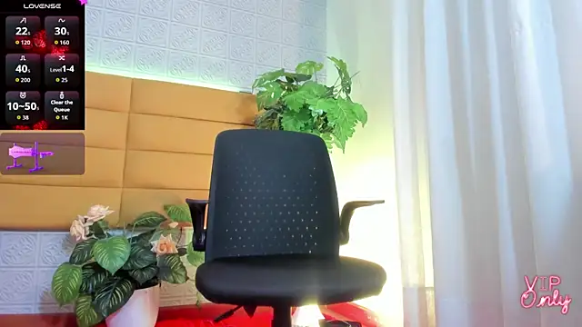 Snapshot of LeilaHiuston chatting on February 17, 8:15 pm LeilaHiuston online show from February 17, 8:15 pm