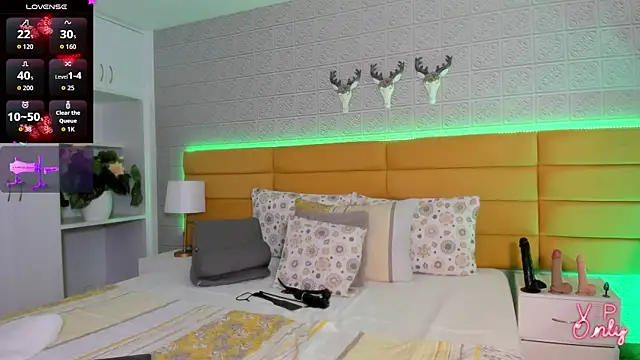 Snapshot of LeilaHiuston chatting on February 19, 1:45 am LeilaHiuston online show from February 19, 1:45 am