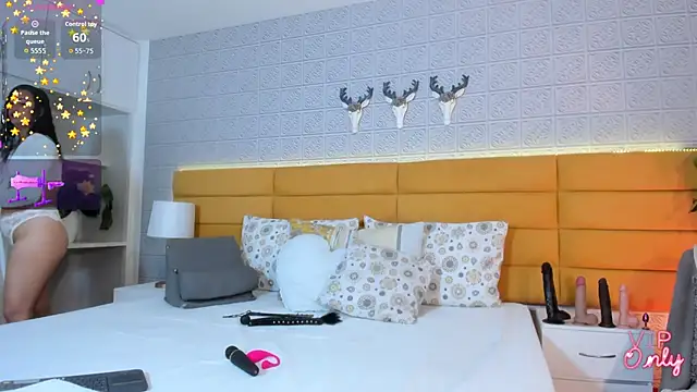 Snapshot of LeilaHiuston chatting on February 22, 12:01 am LeilaHiuston online show from February 22, 12:01 am