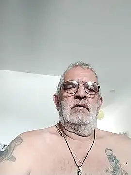 Snapshot of coolbrady17 chatting on September 13, 4:45 am coolbrady17 online show from September 13, 4:45 am