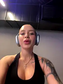 Snapshot of ValentinaMilann chatting on October 10, 7:13 pm ValentinaMilann online show from October 10, 7:13 pm