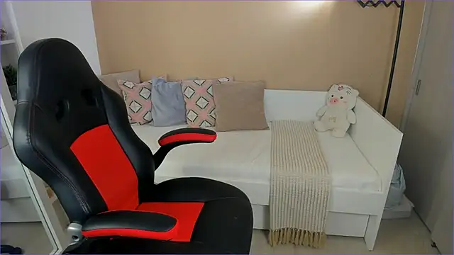 Snapshot of ValentinaMilann chatting on October 22, 10:20 pm ValentinaMilann online show from October 22, 10:20 pm