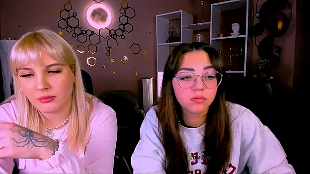 kiki swan online show from February 6, 7:02 am