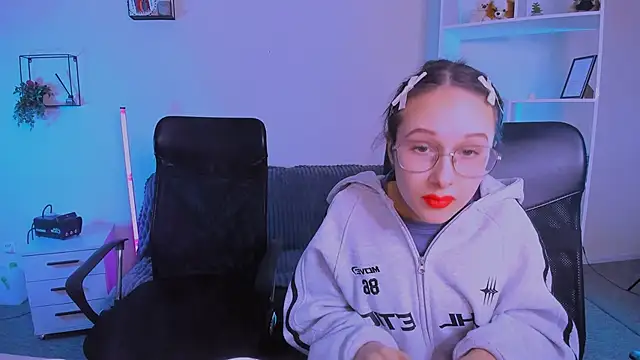 Snapshot of mona_cloud chatting on November 10, 12:31 am mona cloud online show from November 10, 12:31 am