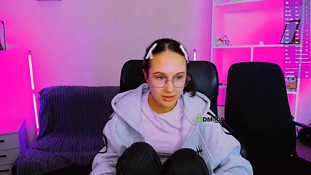 Snapshot of mona_cloud chatting on November 13, 2:21 am mona cloud online show from November 13, 2:21 am