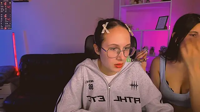 Snapshot of mona_cloud chatting on November 25, 8:31 pm mona cloud online show from November 25, 8:31 pm