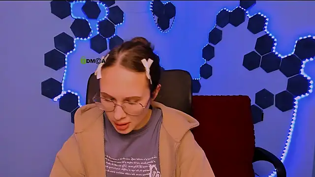 Snapshot of mona_cloud chatting on December 20, 10:17 pm mona cloud online show from December 20, 10:17 pm