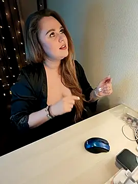 Juicy PeachLux online show from December 4, 5:54 pm