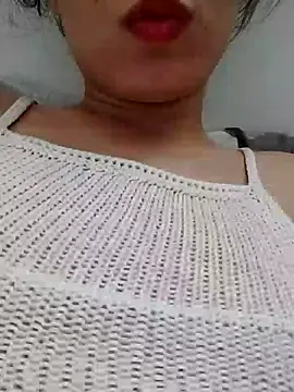 Snapshot of saraaxx1 chatting on July 5, 1:29 pm saraaxx1 online show from July 5, 1:29 pm