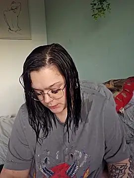 Snapshot of Saucy-Serenity chatting on April 26, 6:27 pm Saucy-Serenity online show from April 26, 6:27 pm