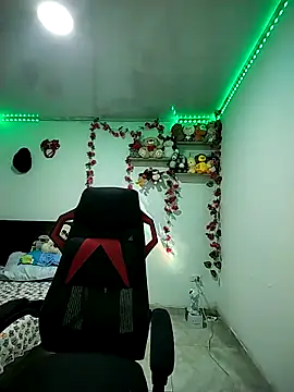 esmeralda jadees online show from April 3, 8:40 pm