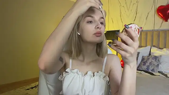  Vikky Moon  online show from March 27, 1:00 am