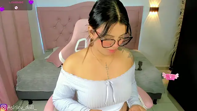 Snapshot of Ashley_dolll chatting on June 19, 9:18 pm Ashley dolll online show from June 19, 9:18 pm