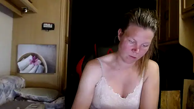 Snapshot of CallMeMaria chatting on January 2, 9:39 pm CallMeMaria online show from January 2, 9:39 pm