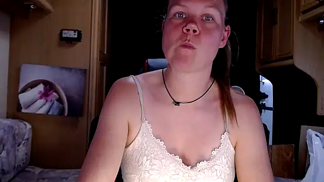 Snapshot of CallMeMaria chatting on January 4, 1:21 pm CallMeMaria online show from January 4, 1:21 pm