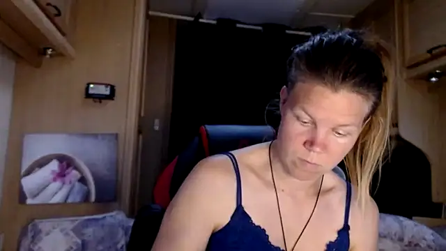 Snapshot of CallMeMaria chatting on January 13, 1:06 pm CallMeMaria online show from January 13, 1:06 pm