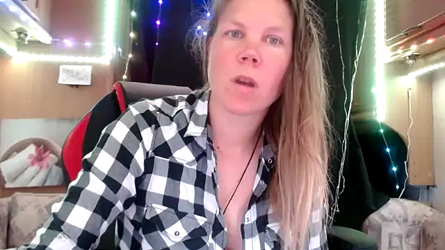 Snapshot of CallMeMaria chatting on February 16, 1:27 pm CallMeMaria online show from February 16, 1:27 pm