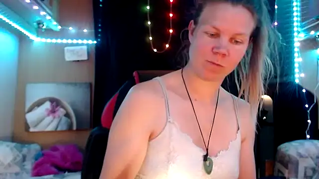 Snapshot of CallMeMaria chatting on March 5, 10:22 am CallMeMaria online show from March 5, 10:22 am