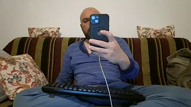 Snapshot of maxxxio12 chatting on April 22, 7:04 pm maxxxio12 online show from April 22, 7:04 pm