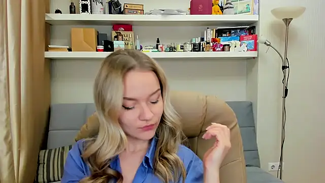 Snapshot of Kara_Smith_ chatting on December 5, 10:12 pm Kara Smith  online show from December 5, 10:12 pm