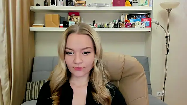 Snapshot of Kara_Smith_ chatting on December 7, 10:17 pm Kara Smith  online show from December 7, 10:17 pm