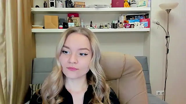 Snapshot of Kara_Smith_ chatting on December 14, 11:23 pm Kara Smith  online show from December 14, 11:23 pm