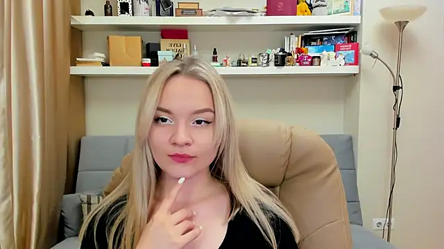 Snapshot of Kara_Smith_ chatting on February 9, 10:11 pm Kara Smith  online show from February 9, 10:11 pm