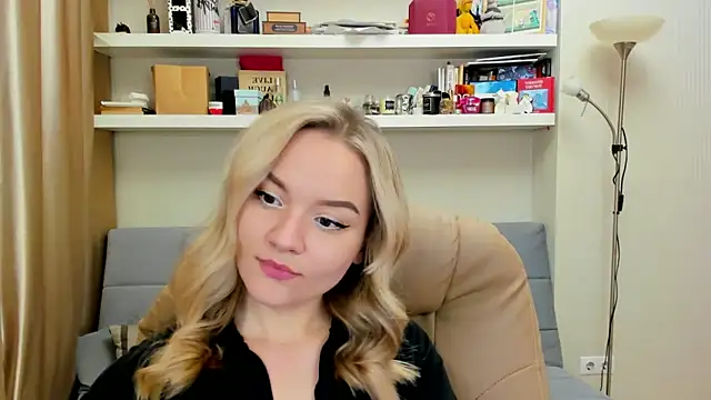 Snapshot of Kara_Smith_ chatting on February 14, 9:32 pm Kara Smith  online show from February 14, 9:32 pm