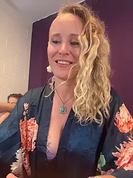 Snapshot of SusieandLacey chatting on June 14, 7:10 am SusieandLacey online show from June 14, 7:10 am