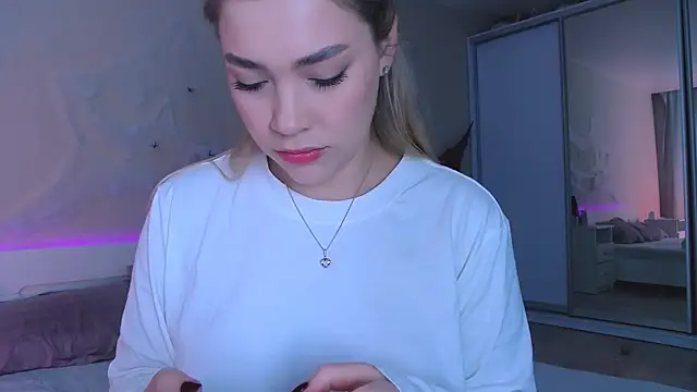 Snapshot of DIANAxxxDIAMOND chatting on October 30, 9:11 am DIANAxxxDIAMOND online show from October 30, 9:11 am